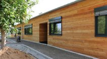 So sieht das neue Betreuungsgebäude von außen aus: Viel Holz und große Fenster für viel Licht.