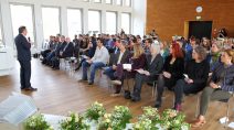 Hochschulpräsident Prof. Dr. Karim Khakzar begrüßte die Absolventinnen und Absolventen sowie alle Gäste zur Feierstunde.