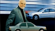 Bruno Sacco, bis 1999 verantwortlich für das Design bei Mercedes-Benz, mit einem Modell des Mercedes-Benz 190 der Baureihe W 201 (1982–1993). Foto: Daimler