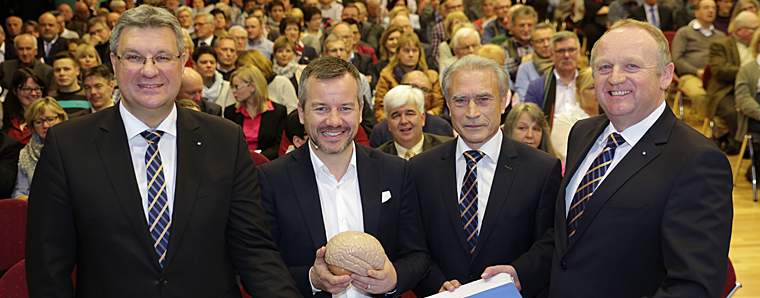 Der Vorstand der VR Genossenschaftsbank Fulda eG mit dem diesjährigen Ehrengast und Hauptreferenten ihrer Jahresauftaktveranstaltung: Thomas Sälzer, Markus Hofmann, Manfred Schüler und Manfred Gerhard. (v.l.)