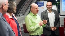 Gastgeber Bernhard Hahner (2.v.l.) beschäftigt sich intensiv mit den Chancen, die der digitale Wandel für sein Unternehmen bietet