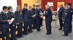 Erwin Baumann, Direktor der Hessischen Landesfeuerwehrschule vergibt die Urkunden an die Teilnehmer des 200. Sprechfunklehrgangs.