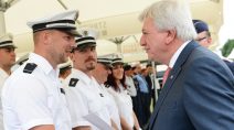 Bouffier mit Polizeikommissaranwärter Daniel Stumpf.