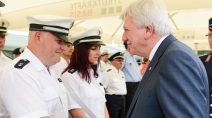 Bouffier mit den Polizeioberkommissar Christian Hickl