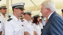 Bouffier mit dem Polizeioberkommissar Kilian Klimek