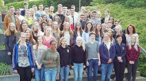 FOS Klasse 12 E mit Gästen der Ulstertalschule und Abteilungsleiterin Angelika Bott-Werner (vordere Reihe zweite von rechts) und Oberstudienrätin Mechthild Gutmann (nächste Reihe rechts)