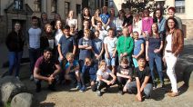 : FOS Klasse 12 B mit Grundschülern der Domschule und Oberstudienrätin Mechthild Gutmann (vorne rechts)