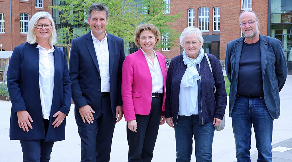 Auf dem Campus von antonius. Netzwerk Mensch: Die Geschäftsführer Michaela Lengsfeld und Rainer Sippel, FDP Generalsekretärin Nicola Beer MdB, Perspektiva-Gesellschafterin Monika Hauß-Schmid und Schulleiter Hanno Henkel (v.l.)
