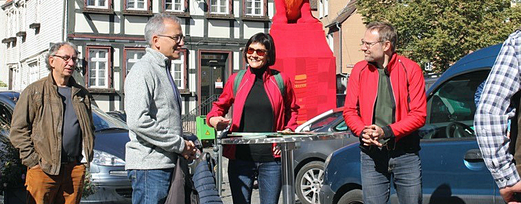 Tarek Al-Wazir und MdL Eva Goldbach mit Ersatzkandidat Daniel Schmidt am Löwendenkmal in Lauterbach.