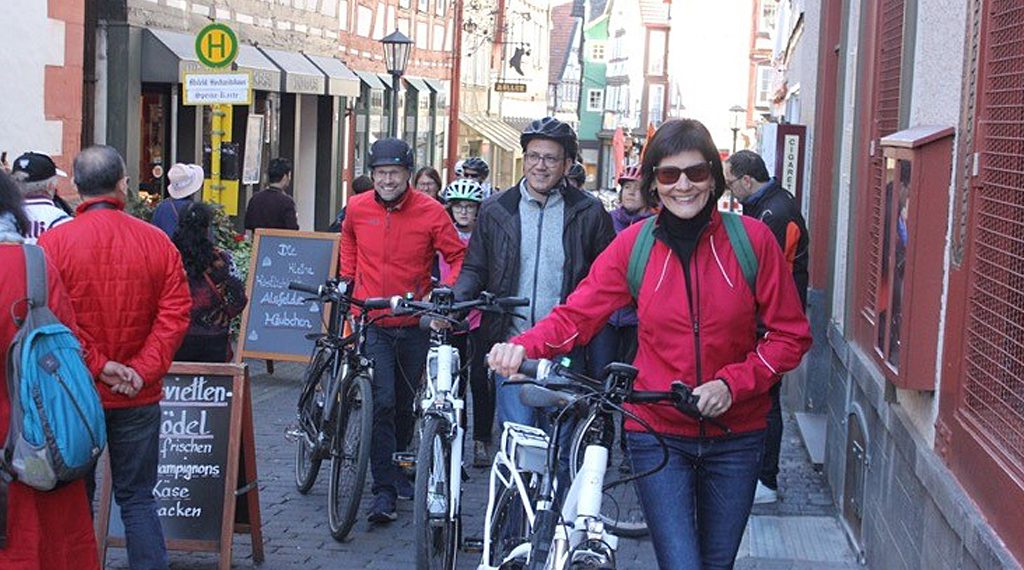 Zu Fuß auf dem Weg zum Alsfelder Marktplatz (von vorn rechts: MdL Eva Goldbach, Minister Tarek Al-Wazir, Ersatzkandidat Daniel Schmidt)