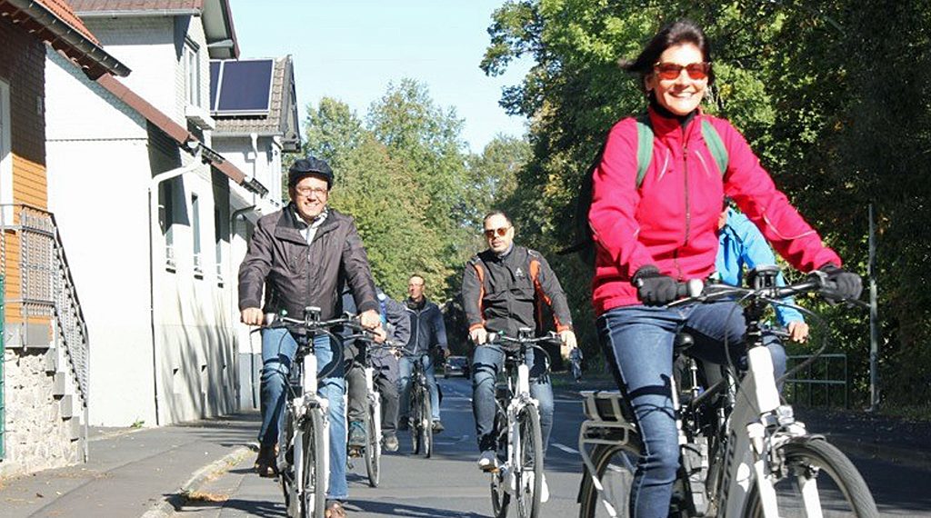Tarek Al-Wazir und Eva Goldbach auf dem Pedelec nach Lauterbach