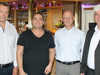 Markus Röhner (AR Immo), Fabio Gandolfo, Armin Alt (AR Immo) und Timo Zentgraf (Bürgermeister Künzell).