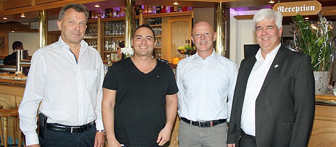 Markus Röhner (AR Immo), Fabio Gandolfo, Armin Alt (AR Immo) und Timo Zentgraf (Bürgermeister Künzell).