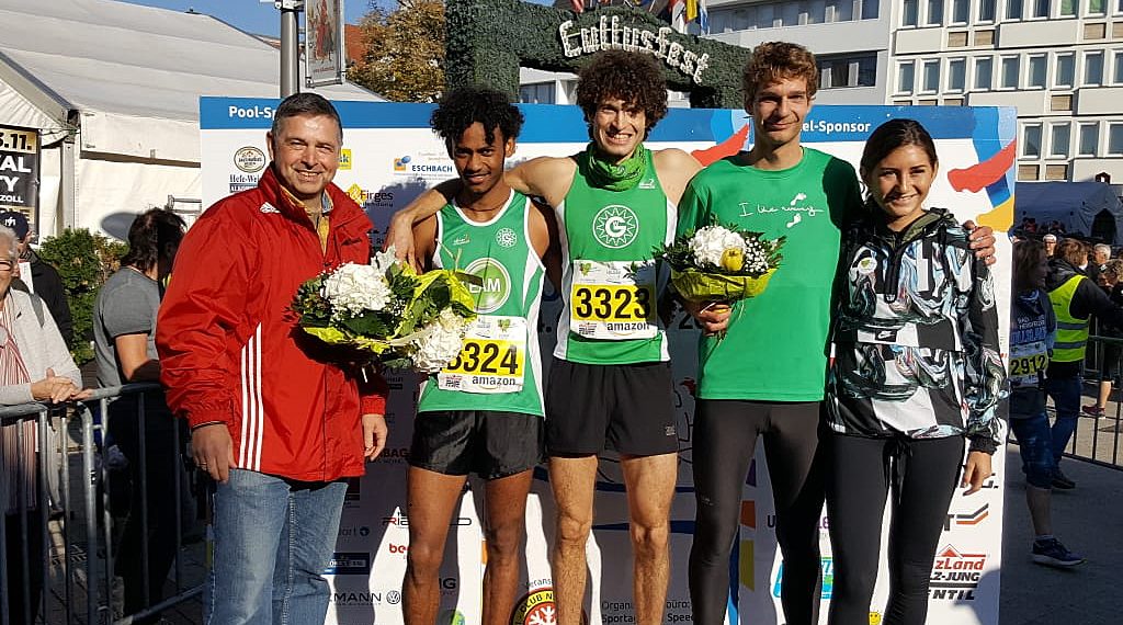 Die drei 5km-Sieger umringt von Gesa Felicitas Krause und Sponsor Alfons Retting (Sparkasse Hersfeld-Rotenburg)