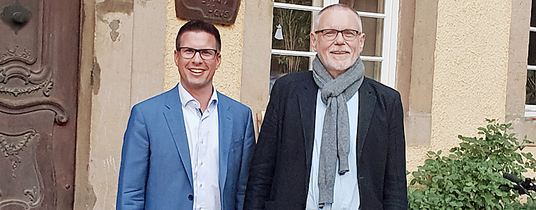 Swen Bastian mit Gerhard Merz bei der Lebensgemeinschaft e.V. Sassen am Standort Richthof. Foto: Matthias Weitzel
