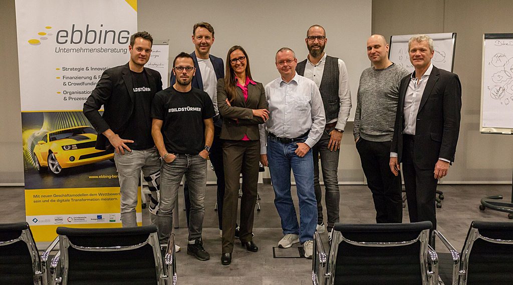 Tanja Ebbing (Mitte) mit „ihren“ Gründern: (von links) Julian Witteborn, Salih Usta, Kai Nüchter, Thomas Noll, Nicolas Bredel, Christian Breitung und Guido Nehren.