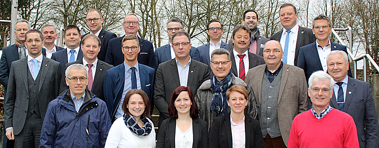 Führten bei der Bürgermeisterdienstversammlung des Kreises Hersfeld-Rotenburg konstruktive Gespräche: die 20 Bürgermeister, Landrat Dr. Michael Koch (zweite Reihe links) und die heimischen Landtagsabgeordneten (vorne von links): Gerhard Schenk (AfD), Karina Fissmann (SPD), Kaya Kinkel (Grüne), Lena Arnoldt (CDU) und Torsten Warnecke (SPD). Foto: Landkreis