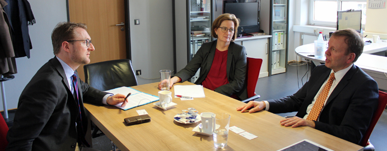 Erster Kreisbeigeordneter Dr. Jens Mischak und Andrea Ortstadt (Wirtschaftsförderung) im Gespräch mit dem neuen Geschäftsführer des BZL, Achim Wieber (von links). Foto: Sabine Galle-Schäfer
