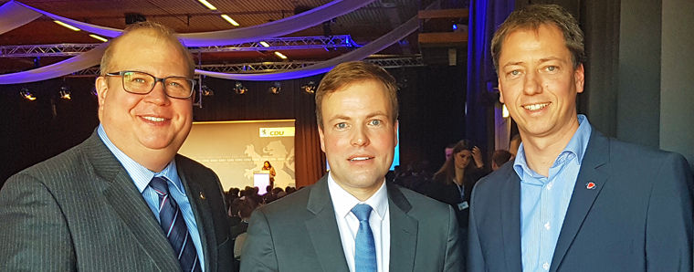 Europaspitzenkandidat Sven Simon (Bildmitte) auf dem Parteitag in Alsfeld. Bürgermeister Stephan Paule (links) und CDU-Vorsitzender Alexander Heinz (rechts) gratulieren zu Listenplatz 1 der Hessischen CDU.