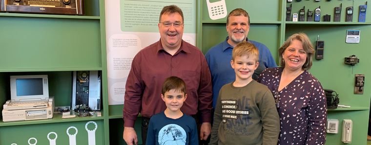 Europastaatssekretär Mark Weinmeister (links) mit Michael und Heike Love mit ihren Kindern Robert und Benjamin. Foto: Staatskanzlei