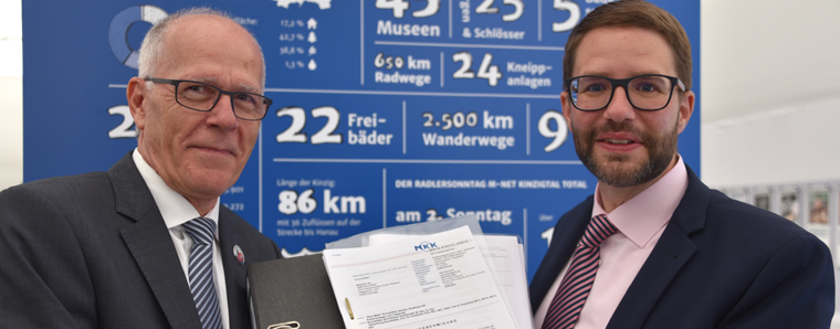 Bürgermeister Günter Maibach nimmt die Baugenehmigung von Landrat Thorsten Stolz entgegen. (v.l)