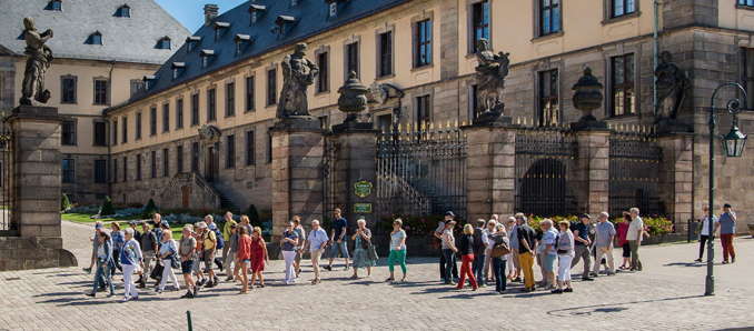 Touristen vor dem Stadtschloss in Fulda. Foto: Stadt