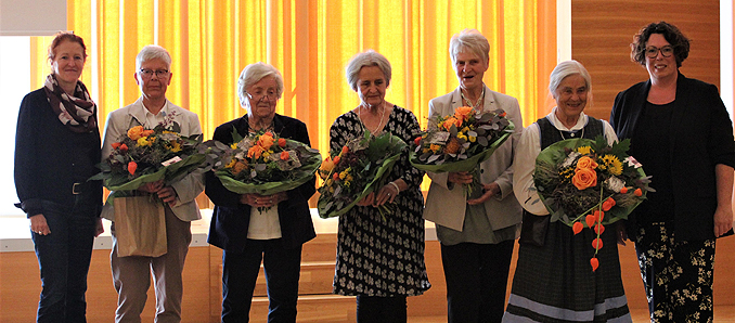 Erste Kreisbeigeordnete Susanne Simmler (rechts) und Sabine Jansen (links) ehrten die Gründungsmitglieder der Alzheimer Gesellschaft Main-Kinzig, Bärbel Gregor, Ingeborg Reinold, Elke Heil, Ursula Koyro und Olga von Lilienfeld-Toal (von links).
