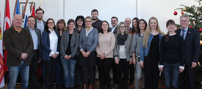 Kreisbeigeordneter Winfried Ottmann (rechts) mit Vertreterinnen und Vertretern der Umweltschulen im Main-Kinzig-Kreis, die einen Zuschuss des Kreises für ihre Projekte erhielten.