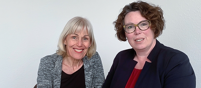 Erste Kreisbeigeordnete Susanne Simmler im Austausch mit der Bundestagsabgeordneten Bettina Müller (links).