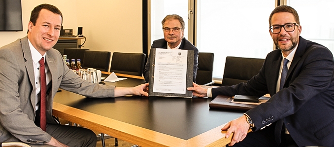 Landrat Thorsten Stolz (rechts) überreicht dem Birsteiner Bürgermeister Wolfgang Gottlieb und seinem Nachfolger Fabian Fehl den von der Kommunalaufsicht genehmigten Doppelhaushalt der Gemeinde – pünktlich zum Amtsantritt am 1. April.