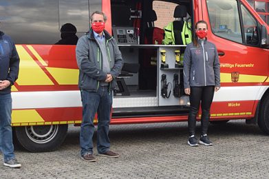 Die Gemeindebrandinspektoren Martin Schlosser (links)und Bernd Wißner (rechts) nahmen die Spende inklusive der Gummizugverlängerungen aus den Händen von Dr. Christopher Keil (2. V. links) und Annekathrin Walter entgegen.