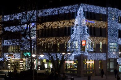 Der Centhof an der oberen Bahnhofstraße in Fulda hat eine neue, sparsame LED-Beleuchtung bekommen. Der Weihnachtsbaum an der Fassade ist stolze zwölf Meter hoch. Foto: RhönEnergie Fulda / Marzena Seidel