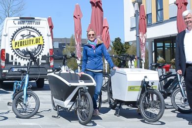 Bürgermeister Timo Zentgraf und Projektkoordinatorin Sabine Räth bei der Auftaktveranstaltung „Radfahren neu entdecken“ Ende April. Nun startet die Gemeinde einen weiteren nachhaltigen Beitrag zum Umwelt- und Klimaschutzes.