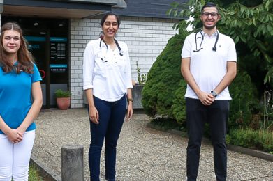 Ausbildungsbeauftragte Diana Ranft (rechts) freut sich über drei Neuzugänge (von links): Marie Schultheis, Rakhshinda Ghaffar und Bilal Bouaziz. Foto: B&R