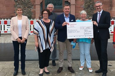 Unser Bild zeigt (von links): Dagmar Schultheis (1. Hanauer Lauftreff), Monika Kühn-Bousonville (Frauenbüro der Stadt Hanau), Erste Kreisbeigeordnete Susanne Simmler, Thomas Ritter (Fachstelle Sport der Stadt Hanau), Oberbürgermeister Claus Kaminsky, Gabi Ewald (Sportkreis Main Kinzig), Guido Braun (Sparkasse Hanau) und Grit Ciani (Frauen- und Gleichstellungsbeauftrage Main-Kinzig-Kreis). Foto: privat