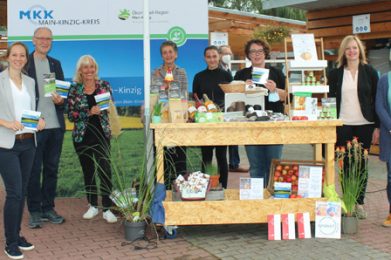 : In großer Runde mit der Ersten Kreisbeigeordneten Susanne Simmler (4.v.l.) und Abteilungsleiterin Annette Enders aus dem Hessischen Ministerium für Umwelt, Klimaschutz, Landwirtschaft und Verbraucherschutz wurden die BioTage auch im Main-Kinzig-Kreis eröffnet.