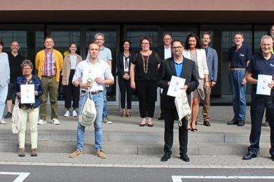 Susanne Simmler (mittlere Reihe, Mitte) würdigte im Rahmen einer kleinen Feier alle Mitarbeitenden, die bereits seit zehn Jahren an der Aktion „Mit dem Rad zur Arbeit“ teilnehmen. Ebenso bedankte sie sich bei den Sponsoren, Partnern und Organisatoren der Aktion.