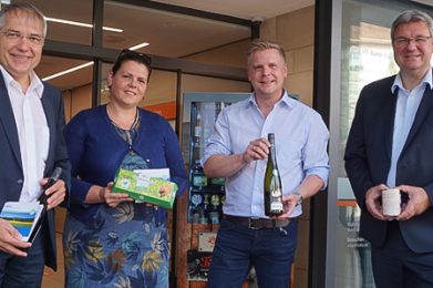 Bei der offiziellen Inbetriebnahme der „VR LandBox“ vor der Filiale in Schlüchtern (v.l.): Frank Mackenroth (Vorstand VR Bank Fulda eG), Anja Betz (Franzehof Mauswinkel-Birstein), Kai Völker (Genussbotschafter und Produktpromoter) und Thomas Sälzer (Vorstandssprecher VR Bank Fulda eG).