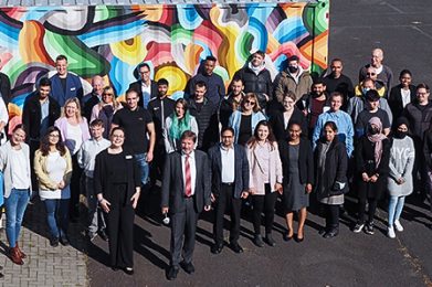 61 Auszubildende haben in diesem Sommer ihre Ausbildung bei der Gemeinnützigen Gesellschaft für Arbeit, Qualifizierung und Ausbildung (AQA) aufgenommen. Begrüßt wurden sie von AQA-Geschäftsführer Hans-Jürgen Scherer (erste Reihe, Fünfter von links) und Beate Langhammer, Vorstandsvorsitzende des Kommunalen Centers für Arbeit (links neben ihm)