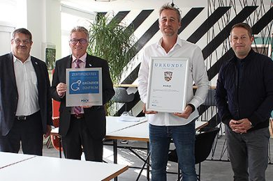 Kreisbeigeordneter Winfried Ottmann (Zweiter von links) besuchte zusammen mit Walter Dreßbach, Leiter des Referates für Wirtschaft, Arbeit und digitale Infrastruktur (links), sowie Matthias Mainka von der Hanau Wirtschaftsförderung GmbH (rechts)  den Coworking-Space „Brick37“ in der Hanauer Jahnstraße. Betreiber und Gründer Daniel Löber führte die Besucher durch die Räumlichkeiten.