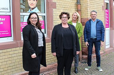 Mehrmals wöchentlich wird in der Dein-Pflaster-Impfstelle in Gelnhausen sowie bei Aktionen in Stadt- und Ortsteilen, die von dort aus koordiniert werden geimpft (von links): Alexandra Dreyer (Organisatorische Leiterin), Erste Kreisbeigeordnete Susanne Simmler, Impfleiterin Dr. Silke Hoffmann-Bär, Amtsleiter Dr. Wolfgang Lenz und Landrat Thorsten Stolz.