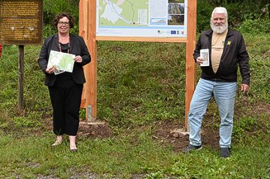 Bürgermeister Rainer Schreiber, Erste Kreisbeigeordnete Susanne Simmler, Geschäftsführer Fritz Dänner (Naturpark Hess. Spessart) und Naturpark-Mitarbeiter Filip Tomic (FÖJ).