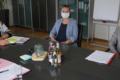 Erste Kreisbeigeordnete Susanne Simmler und Julia Fock sprachen mit Bettina Müller über die ärztliche Versorgung und welche Rolle den Landkreisen zukommt. (v.l.)