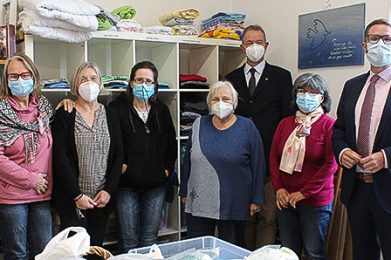 Landrat Thorsten Stolz (rechts) besuchte den Diakonieladen in Schlüchtern und informierte sich bei Dekan Wilhelm Hammann über das Angebot. Unser Bild zeigt außerdem (von links): Rosemarie Böttcher, Susanne Auth, Susanne Haaß, Marie Jacob und Mina Seifikar.