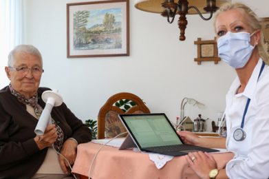 Sandra Hohoff-Wintgen von Hausärzte MKK besucht eine Patientin zuhause. Mittels Telemedizin kann sich der Arzt aus der Praxis live zuschalten, wenn es Auffälligkeiten geben sollte. Foto: b&r