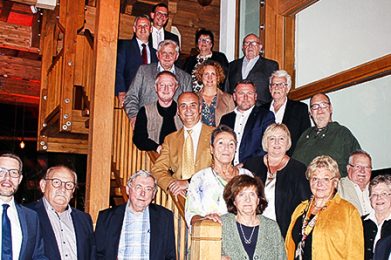 Das Bild entstand während der Verabschiedung von ehrenamtlichen Mandatsträgerinnen und Mandatsträgern im Kreisausschuss und Kreistag, links im Bild Landrat Thorsten Stolz, der die Ehrungen zusammen mit Kreistagsvorsitzendem Carsten Ullrich (auf der Treppe hinten rechts) vornahm.  Bei der Veranstaltung wurde die 3-G-Regel beachtet.