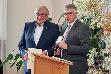 Besondere Anerkennung für seine langjährige ehrenamtliche Arbeit: Von Landrat Manfred Görig (rechts) bekam Hans-Jürgen Herbst das Bundesverdienstkreuz überreicht. Foto: C.Lips