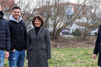 Christopher, Marcel und Meike Rindt mit Bürgermeister Matthias Möller stehen dort, wo das Ärztehaus hinkommen soll. Archivfoto: B&R