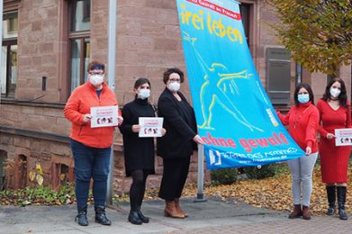 Anlässlich des Internationalen Tags gegen Gewalt an Frauen hissten Erste Kreisbeigeordnete Susanne Simmler (Mitte), Grit Ciani, Frauen- und Gleichstellungsbeauftragte des Main-Kinzig-Kreises (Zweite von rechts), gemeinsam mit den Kolleginnen Ulrike Schmid, Derya Yasamis und Nicole Dein vom Büro für Frauenfragen und Chancengleichheit (von links) die Flagge mit der Aufschrift „Frei leben ohne Gewalt“. Foto: mkk