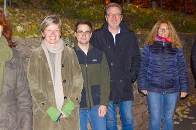 Projektmitarbeiterin Iris Sparwasser, Blühbotschafterin Heike Gerdes, Blühbotschafter Patrick Schmehle und Jörg Schmitz, Stadträtin Claudia Dorn, Ortsbeirätin Johanna Bayer.